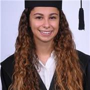 Profesora de primaria con especialidad en alumnos con necesidades educativas especiales imparte clases de repaso de las asignaturas de Educación Primaria